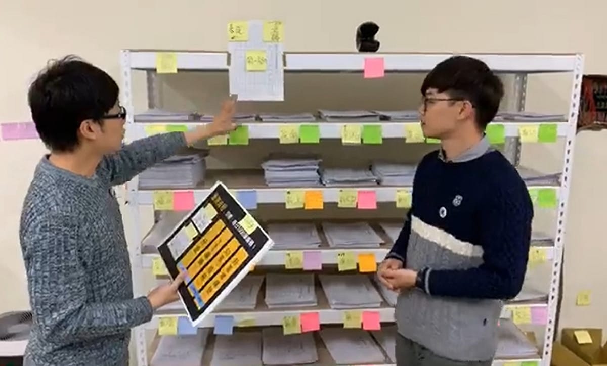 罷韓團體「Wecare 高雄」日前開直播，向大家分享辦公室的擺設、志工平常的流程、罷免書放置等問題。 圖：翻攝自Wecare 高雄臉書