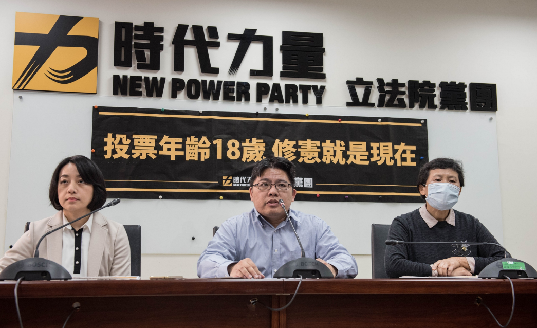 時代力量立法院黨團總召邱顯智（中）、副總召陳椒華（右）、幹事長王婉諭（左）。 圖 : 時力/提供(資料照)