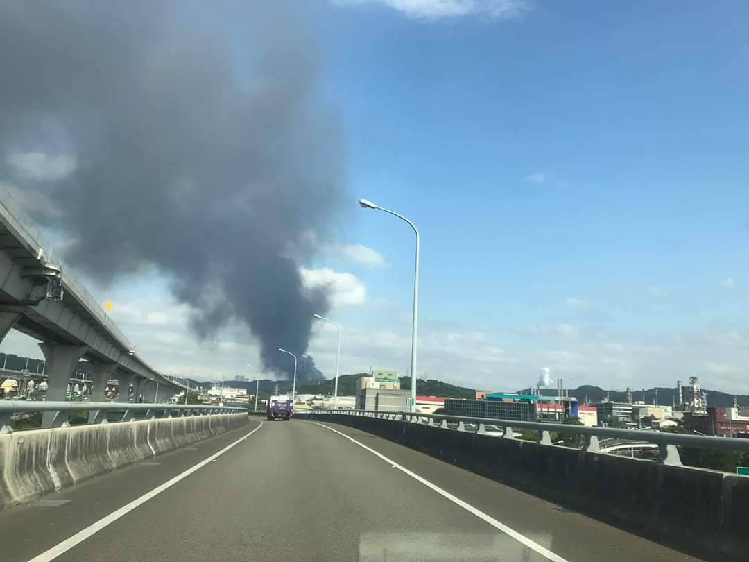 桃園市龜山區大湖路一家工廠18日下午突然發生火災，距離國1中山高北上4、5公里外就能看見。 圖：羅仁宏/提供
