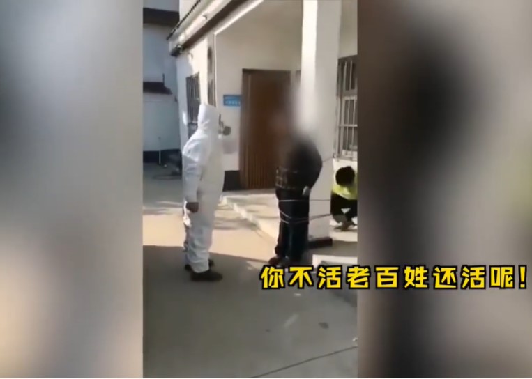 疫情管控人員終於受不了，將他綁在一間房子的柱子上，他辯稱是一時大意而忘了戴。 圖：翻攝自梨視頻