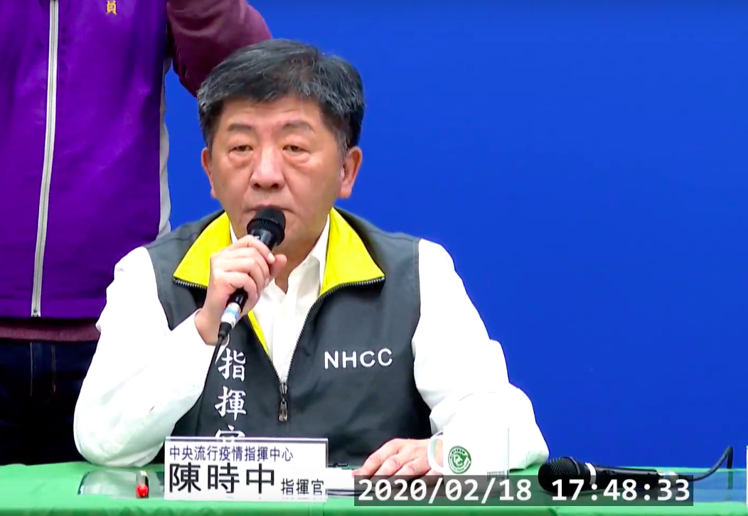 中央流行疫情指揮中心指揮官陳時中表示，第二趟武漢包機靜待雙方協商，醫療整備已完成，隨時可出發。 圖：擷取自疾管署直播畫面