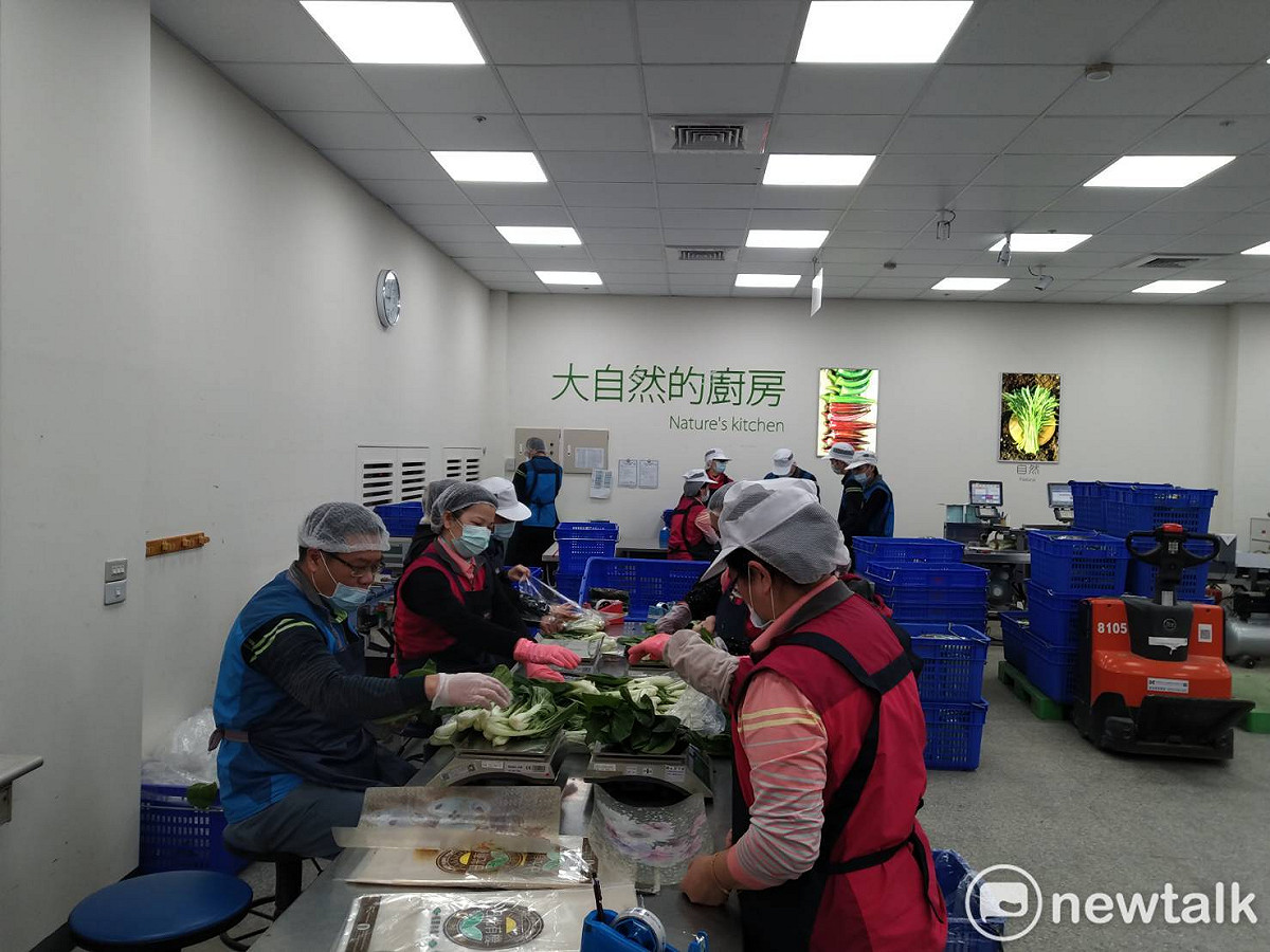 原本因為學校營養午餐停止供應而滯銷的96噸有機蔬菜全數銷售一空。 圖：林昀真/攝