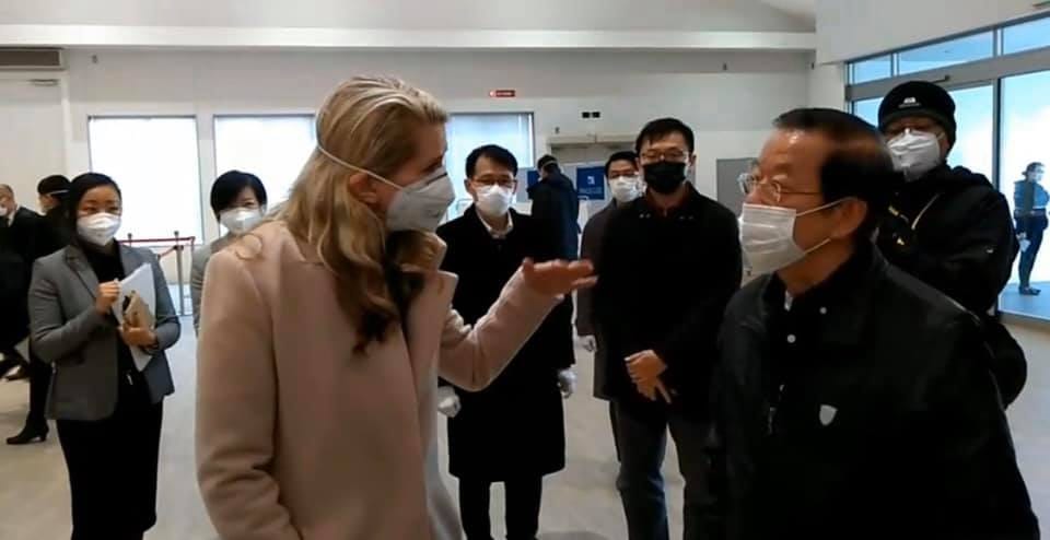 從謝長廷貼出的照片可見，他臉上戴著口罩，但口罩內的鐵條和臉上的輪廓並未完全貼合。 圖：翻攝自謝長廷臉書