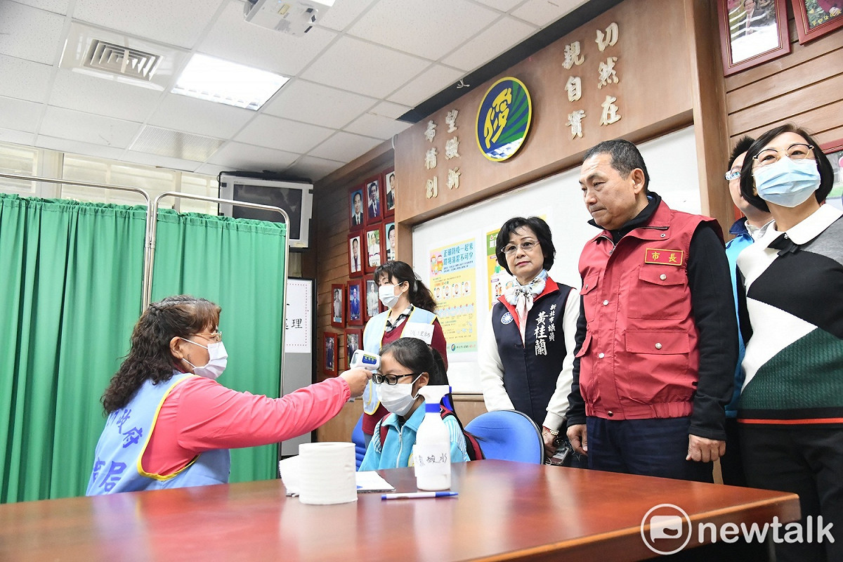 新北市長侯友宜日前要求家長和學生做好家庭、學校量體溫和學對教職員生管控的「三級防疫」。 圖：林昀真/攝（資料照）