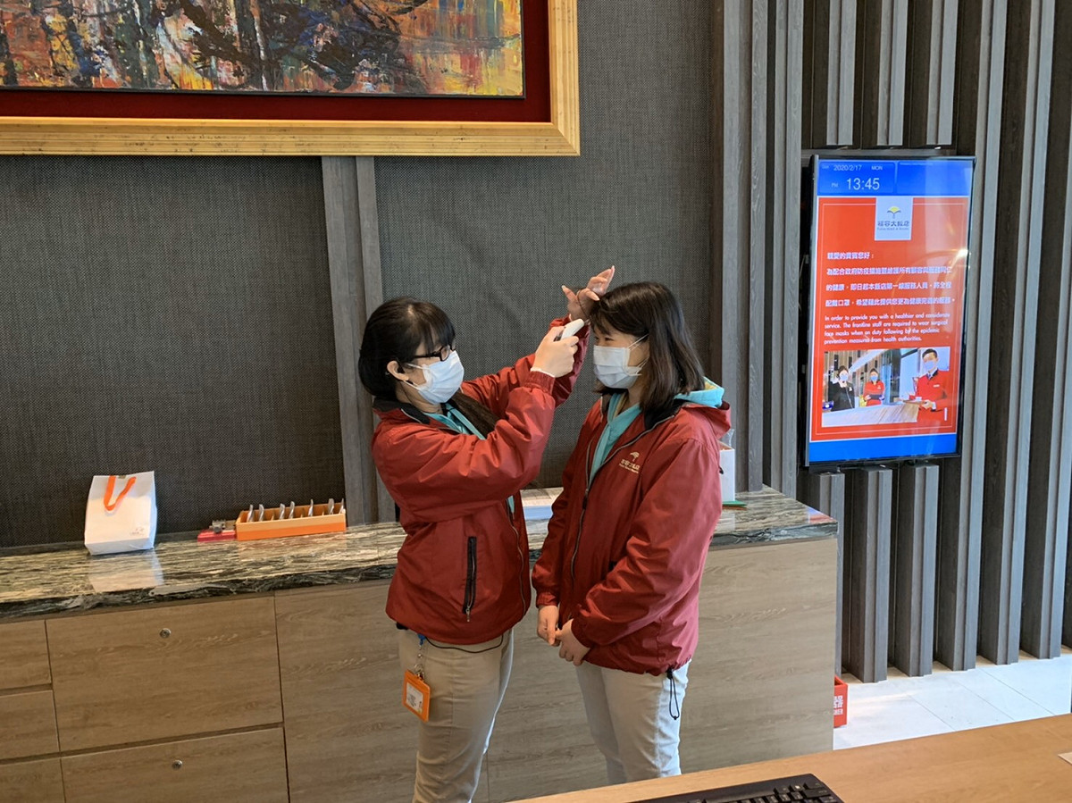 新北旅宿業者落實戴口罩、量測體溫等防疫工作。 圖：新北市觀光旅遊局提供