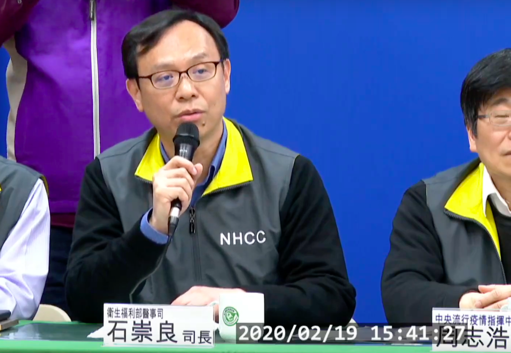 石崇良表示，若居家檢疫、隔離者，有就醫需求的時候，可先撥打各縣市衛生局的專線評估。 圖：擷取自疾管署直播畫面