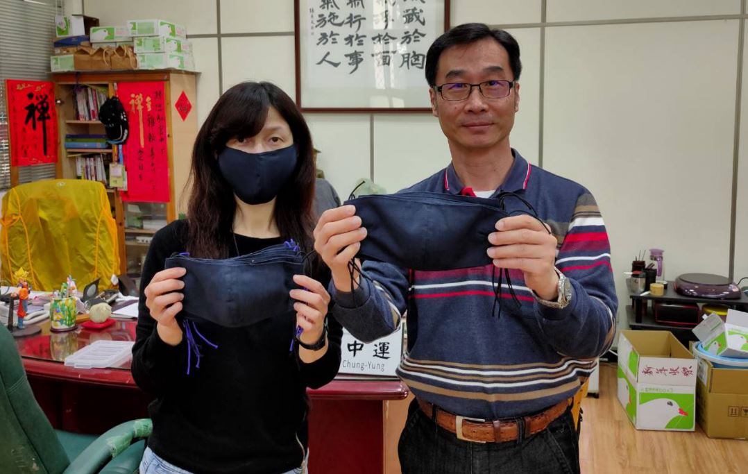 中央大學社區媽媽親手縫製一批布口罩，送給學校第一線防疫工作人員。 圖：中央大學/提供