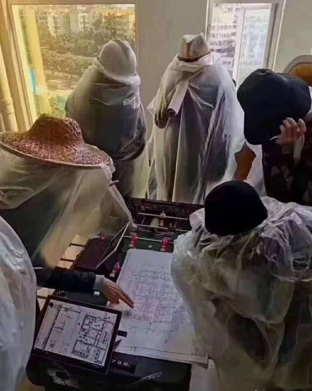 中國某裝修公司開工，員工用塑膠袋把自己包的密不透風，一群人圍起來研究施工圖的景象宛如「六大門派商議圍攻光明頂」。 圖：翻攝自爆廢公社臉書