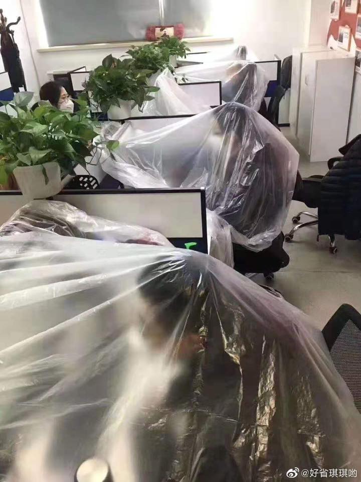 辦公室職員紛紛用塑膠袋當作隔間，避免自己感染。 圖：翻攝自微博