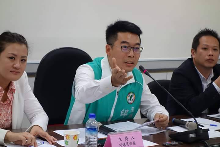 邱俊憲(中)痛批韓國瑜用自行計算的失業率來搶政績。 圖：翻攝邱俊憲臉書