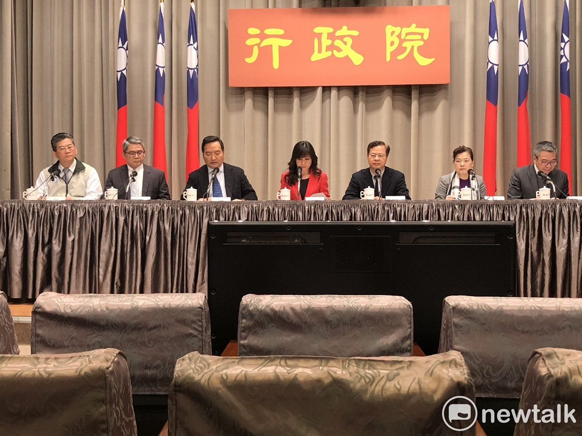 主責「嚴重特殊傳染性肺炎防治及紓困振興特別條例」草案的政務委員羅秉成(左3)在院會後記者會說明。 圖：謝莉慧/攝