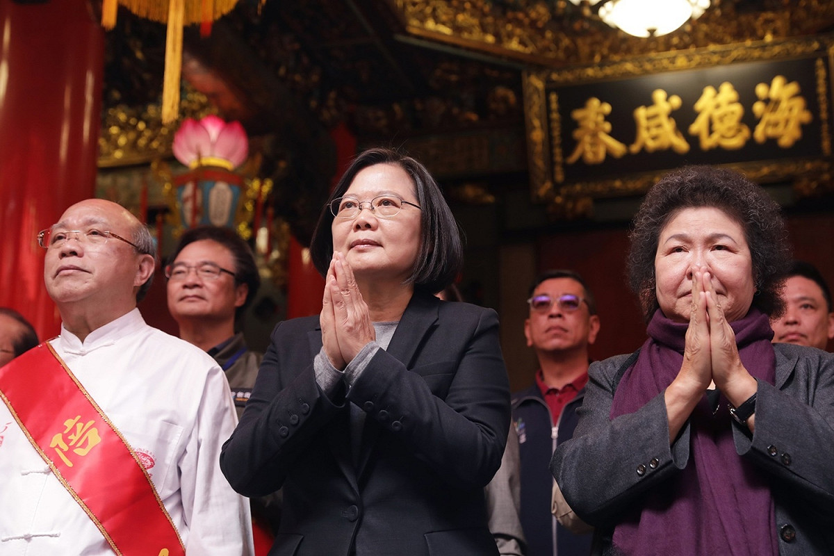 總統蔡英文20日上午赴松山慈祐宮參加「護國禳瘟清醮法會」。 圖：總統府提供