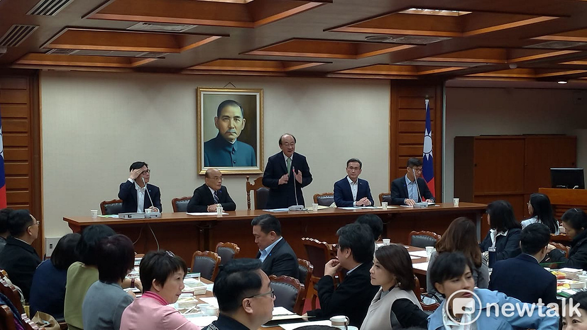 行政院長蘇貞昌拜會民進黨團盼支持防疫條例。 圖：陳佩君／攝