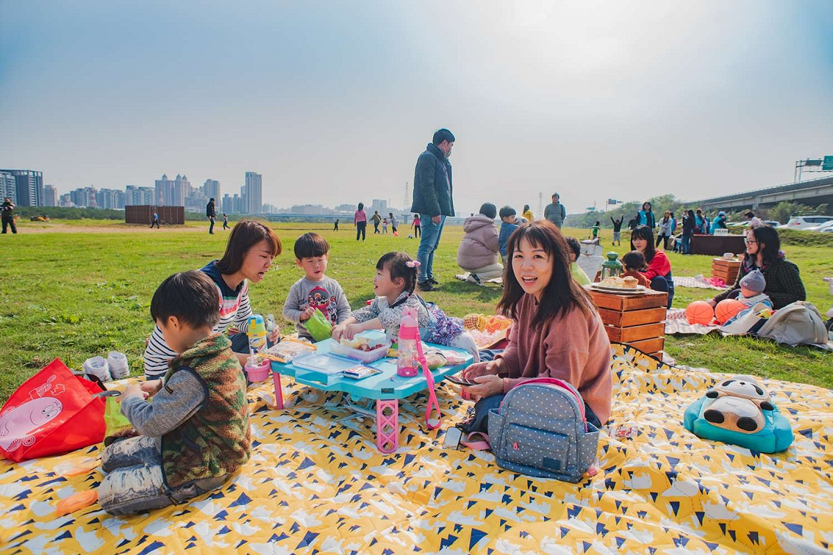 新竹市左岸經過整治，變身適合野餐出遊的綠色大草地。 圖：新竹市廢棄物處理科／提供