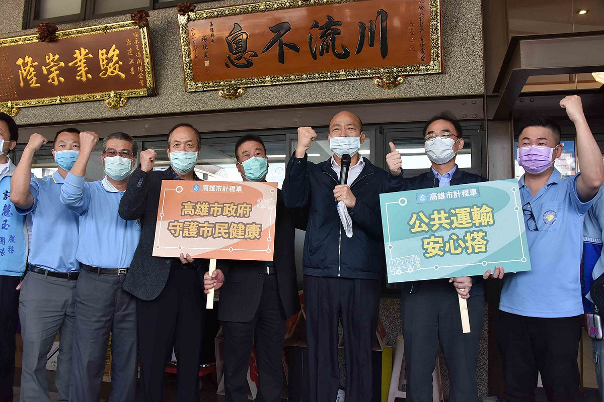 高雄市長韓國瑜(右三)探視計程車隊。 圖：高雄市政府/提供（資料照片）