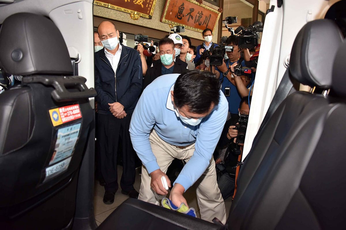 韓國瑜(左)視察計程車運將防疫情形。 圖：高雄市政府/提供