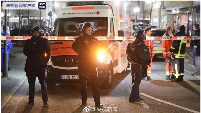德國西南部城市哈瑙2家水煙館昨夜發生槍擊案，罹難人數增至9人。警方今天在疑似犯嫌家中發現他的遺體和另1人遺體。德國媒體報導，犯嫌是德國公民，且在遺書表達極右派主張。 圖 : 翻攝自央視新聞