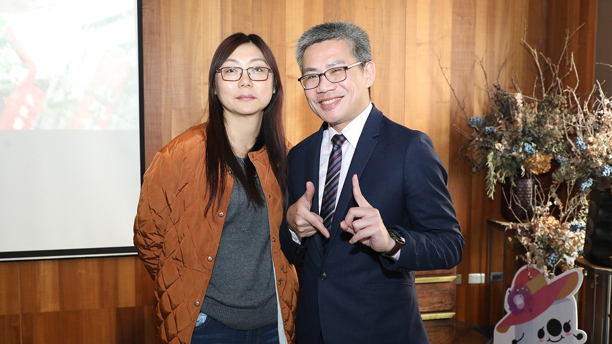 17 Media積極推出多元媒體跨界合作專案，要做「直播界的PTT」。圖為17 Media新媒體內容事業群資深副總嚴濰秜（左）與名嘴羅友志（右）。 圖：17 Media/提供