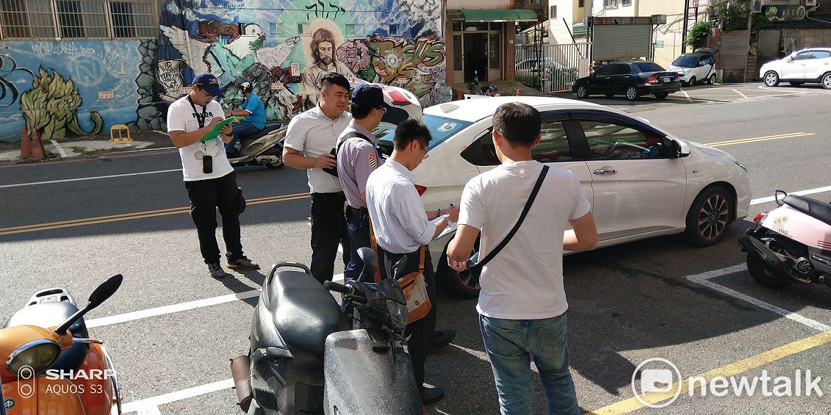 為避免白牌車成為防疫漏洞，主管機關上街加強查緝白牌車。 圖：黃博郎／攝
