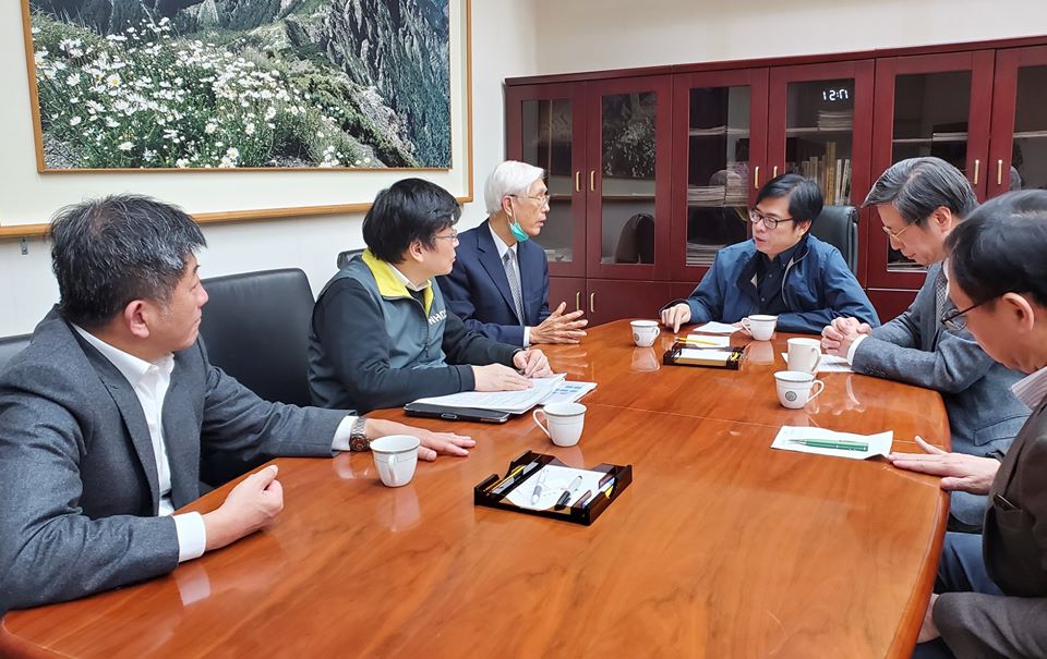 行政院副院長陳其邁今晚透露，政府是靠現代科技、大數據，以及跨部會全力合作，找到白牌計程車司機感染源。 圖：翻攝陳其邁臉書