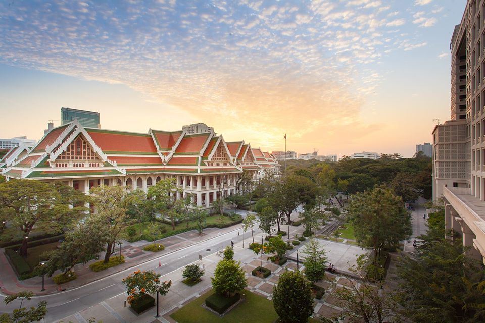 泰國朱拉隆功大學位於曼谷暹羅地區，是泰國最古老的大學，也被尊為「全國最有威望的大學」。 圖：翻攝自臉書