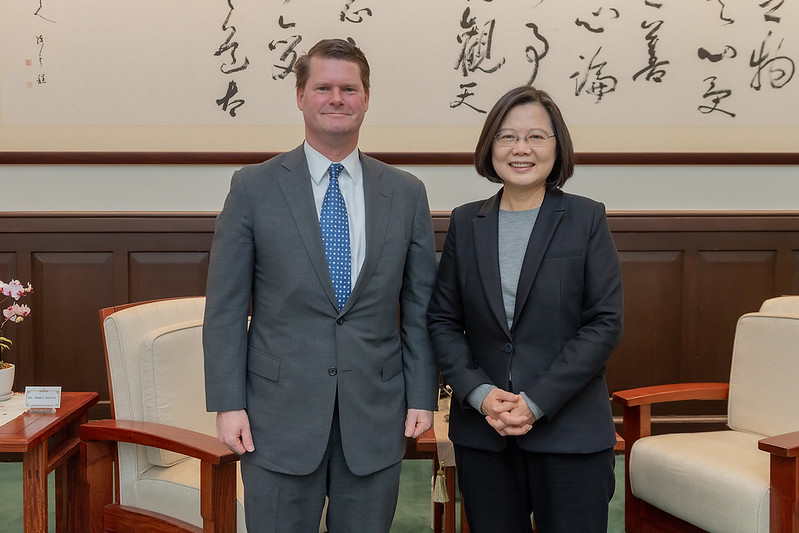 美國國防部前印太安全事務助理部長薛瑞福（左）20日獲總統蔡英文接見，總統感謝他致力台美關係提升。 圖：翻攝自總統府