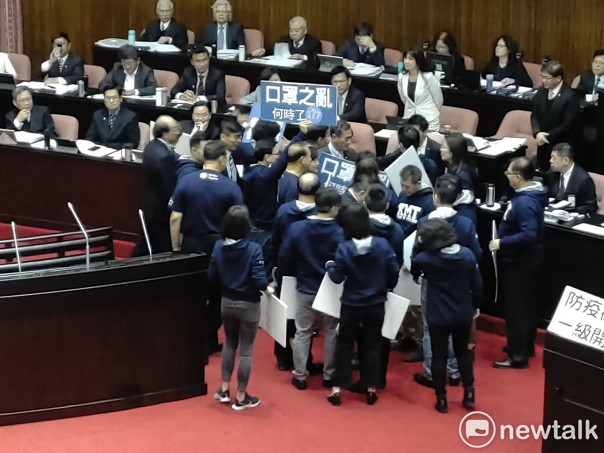 國民黨立委包圍行政院長蘇貞昌。 圖：黃建豪/攝