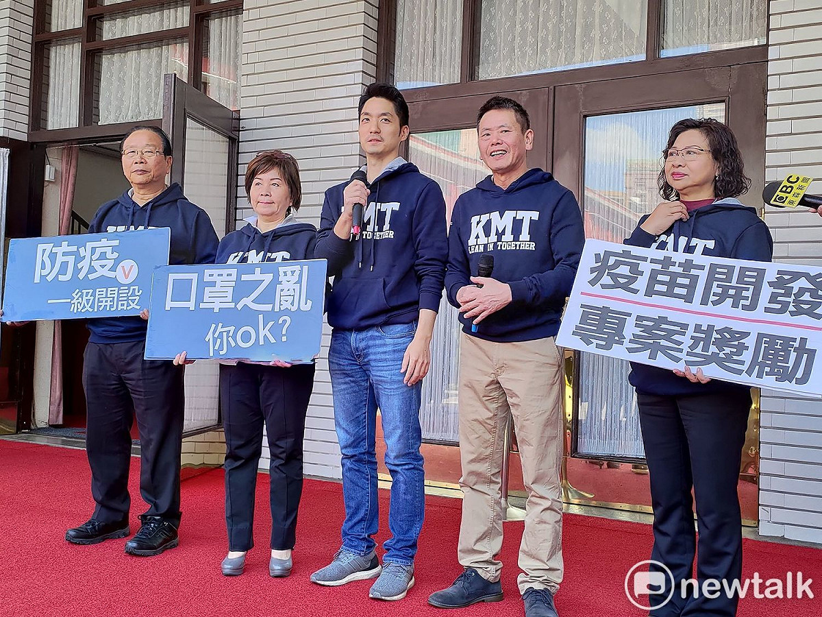 國民黨團召開記者會，呼籲行政院支持國民黨團版本的紓困條例草案。 圖：黃建豪/攝