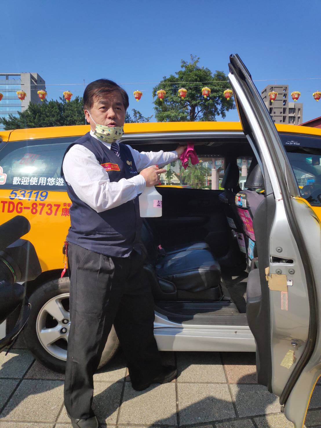 三重先嗇宮提供次氯酸水，供運將消毒計程車協助抗疫。  圖：先嗇宮提供