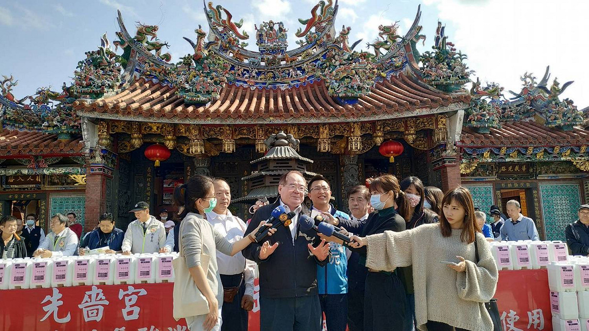 李乾龍(左三)率先嗇宮董監事購捐「次氯酸水」生成機。 圖：先嗇宮提供
