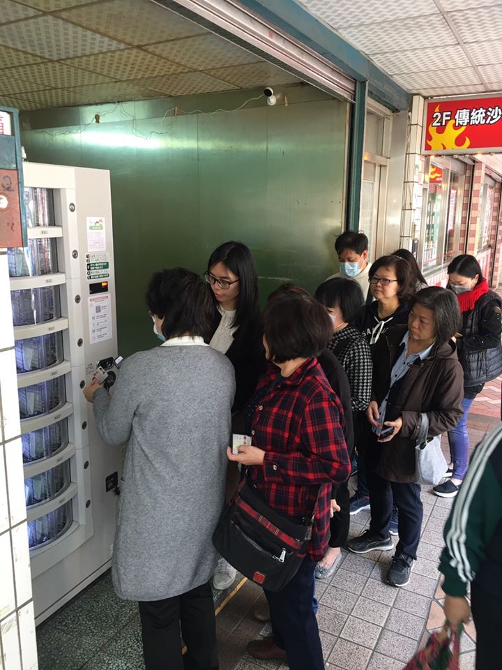 民間新創團隊推出「口罩販賣機」，只要一刷身分證就能免費領2個口罩，吸引民眾好奇試用。 圖：取自新創團隊Yallvend臉書