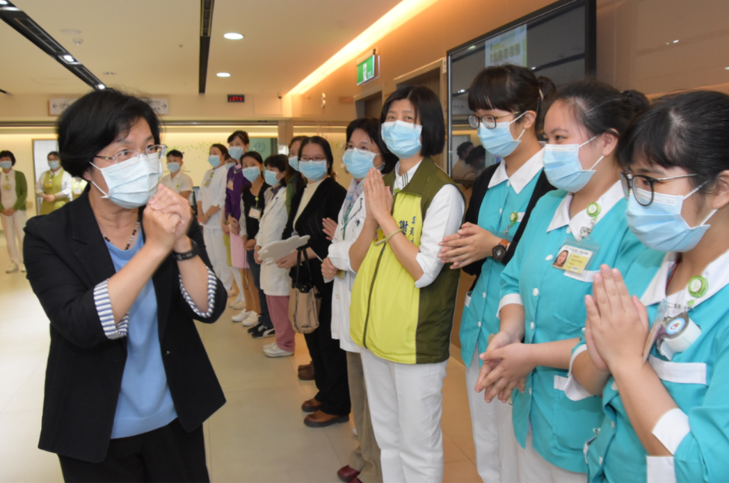 彰化縣長王惠美昨（21日）到彰化秀傳醫院巡視並感謝醫護人員防疫作為。 圖：彰化縣政府提供