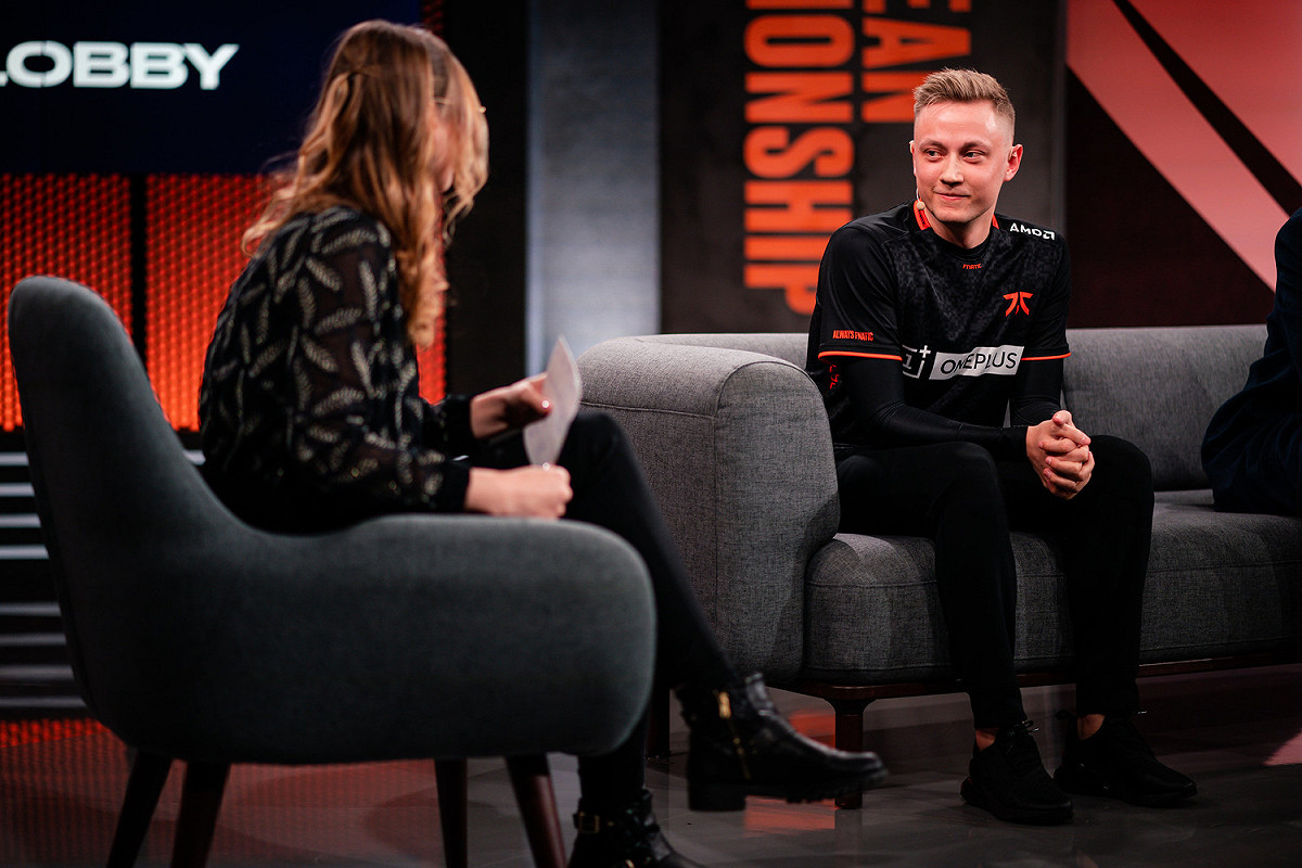 Rekkles接受官方訪問時談到今年與去年相比教練團的不同。 圖：翻攝自LOL Esports flickr
