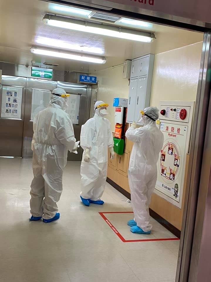 疫情指揮中心指揮官陳時中「一直待到看著最後一位進入病房才離開」 圖：翻攝自「王必勝」臉書