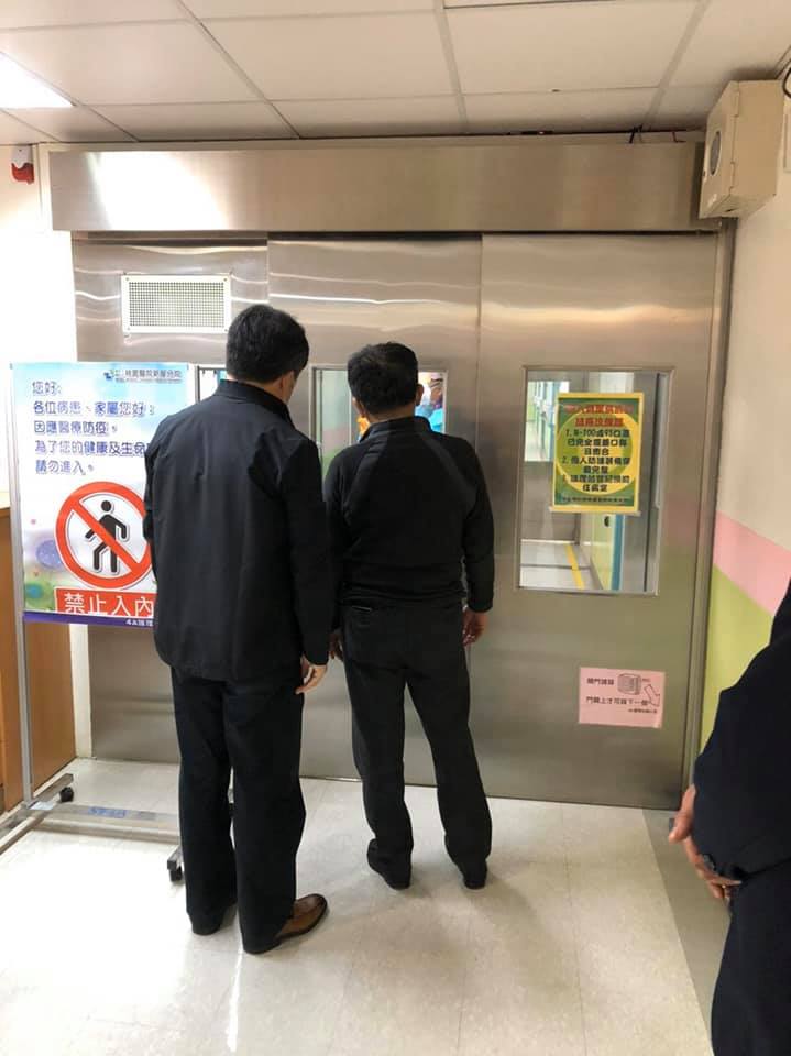 疫情指揮中心指揮官陳時中「一直待到看著最後一位進入病房才離開」 圖：翻攝自「王必勝」臉書