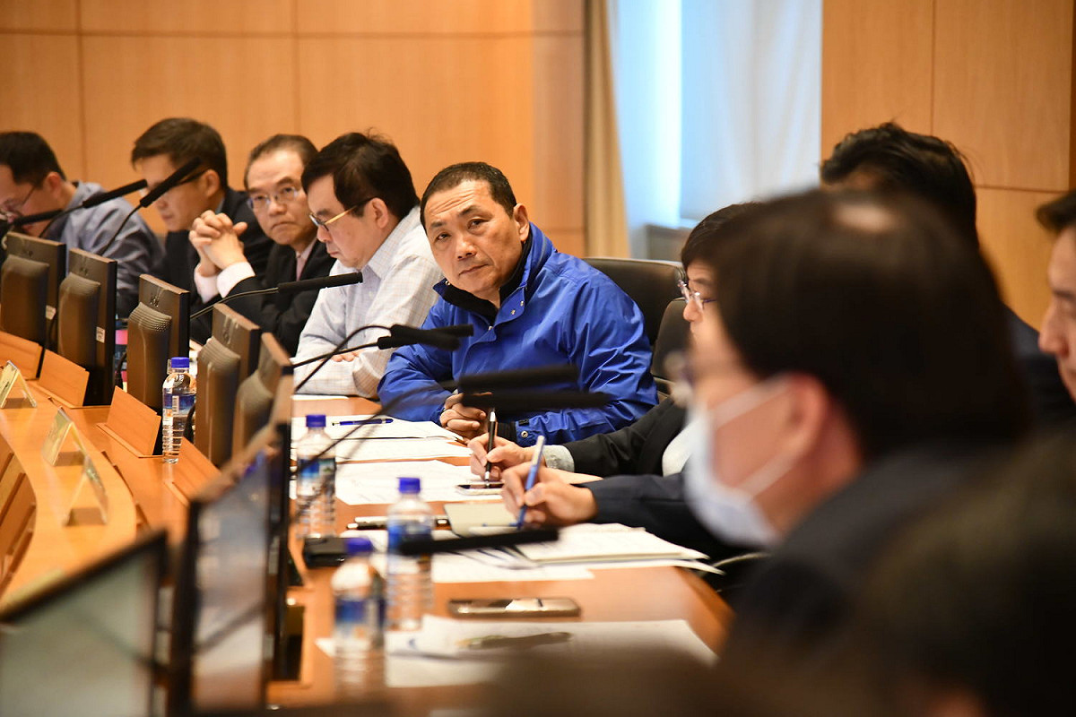 武漢肺炎疫情台灣全民警戒，新北市長侯友宜今天表示，由於疫情持續升溫，必須提高防疫層級，改變現有策略，以視同社區感染的方式，超前佈署、全力備戰，並防範院內感染。 圖：新北市政府/提供