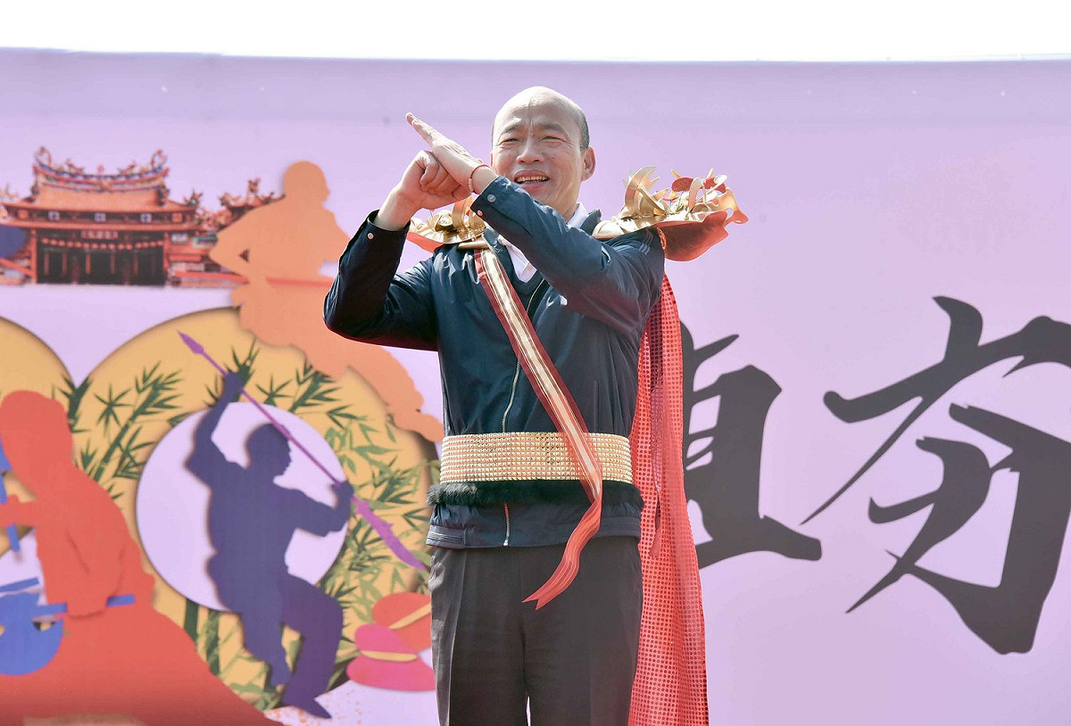 韓國瑜身披火鶴金甲出席內門宋江陣開幕式。 圖 : 高雄市政府/提供