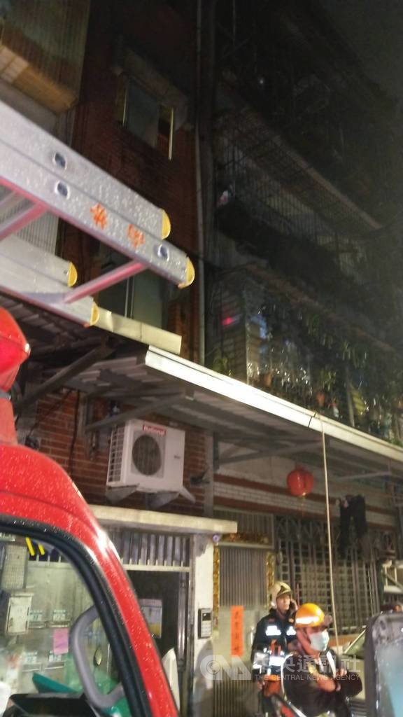 新北市中和區連城路某5樓公寓23日凌晨傳火警，警消迅速到場滅火並救出屋主夫妻及兒子3人送醫，兒子一度無呼吸心跳，經急救後恢復生命跡象。（翻攝畫面） 圖/中央社