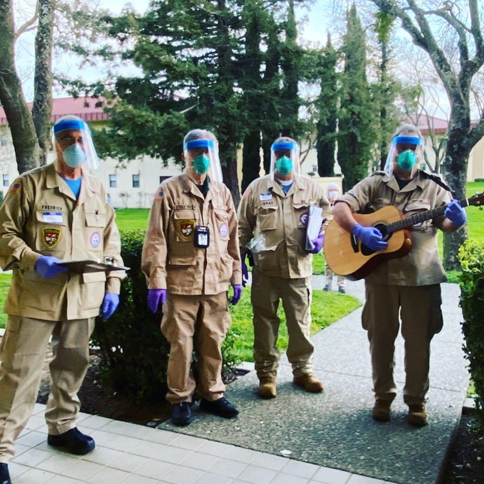 下了鑽石公主號的美籍婦女阿拉納正在加州的軍事基地進行隔離，日前醫護人員穿著全套隔離衣服，幫她過生日。（圖取自facebook.com/mothpom）