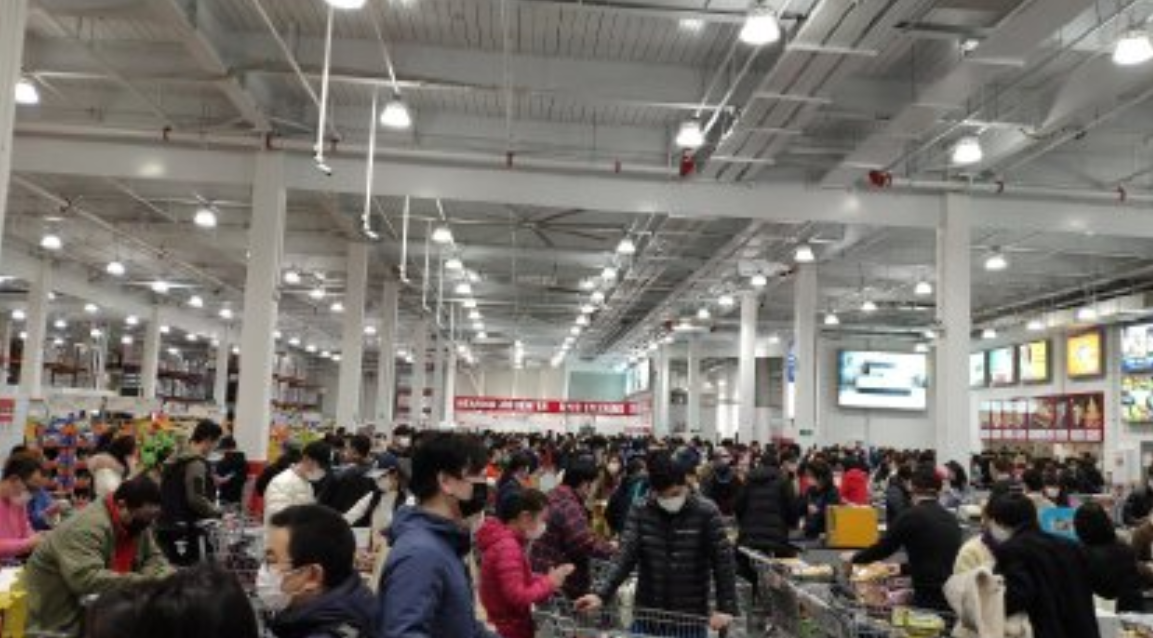 當前疫情嚴峻，位於上海閔行區的好市多門市竟傳出有近2000人擠爆的消息。 圖：翻攝自微博