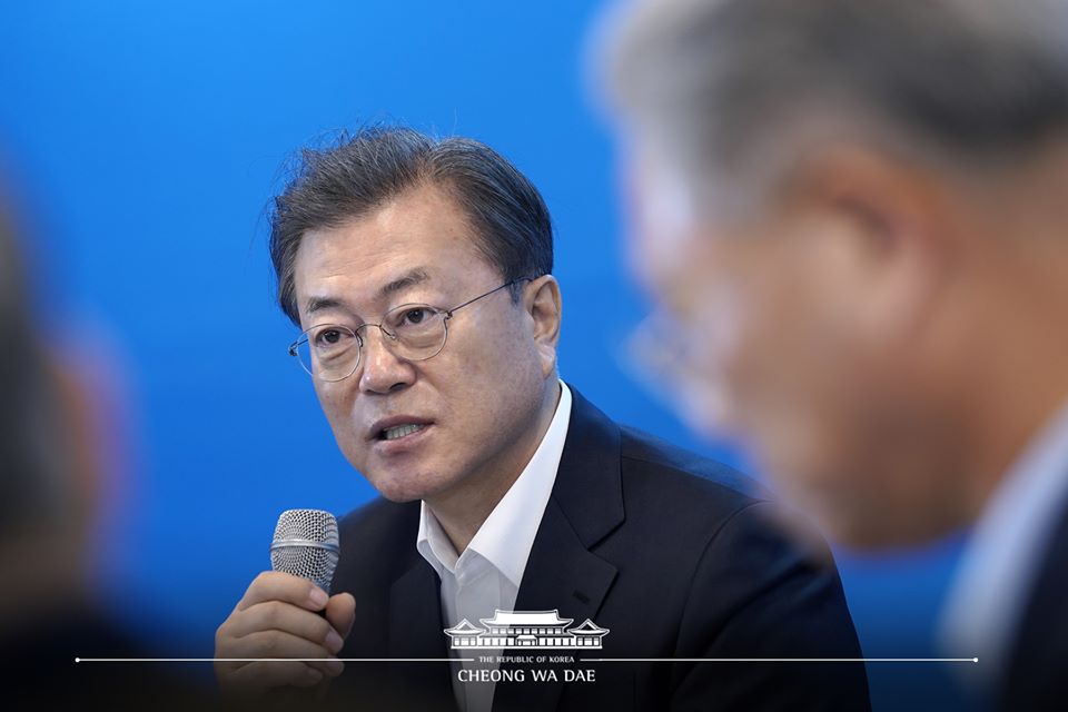 韓國武漢肺炎疫情擴大，總統文在寅出席新冠肺炎疫情的特別對策會議，意外接觸到確診病例的「接觸者」。 圖：翻攝自青瓦台臉書(資料照片)