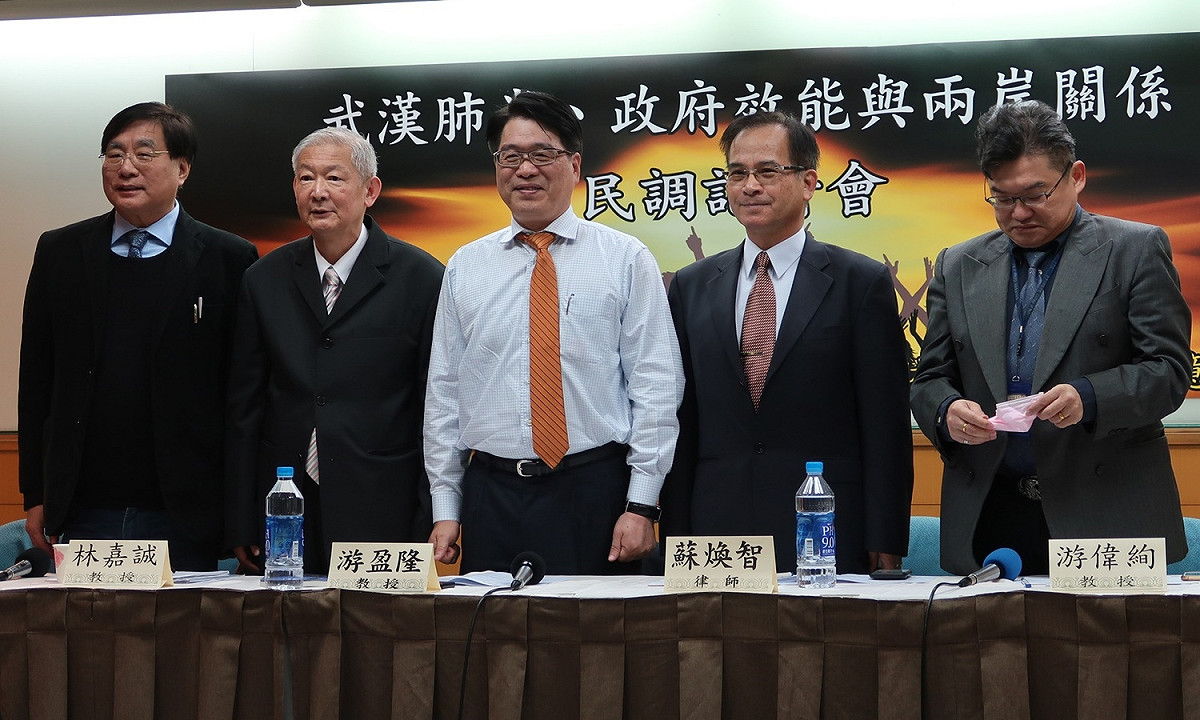 台灣民意基金會24日發佈二月份民調，出席者包括楊憲宏、林嘉誠、基金會董事長游盈隆、與蘇煥智及台大生化研究所教授游偉絢（由左至右）。 圖：林朝億/攝