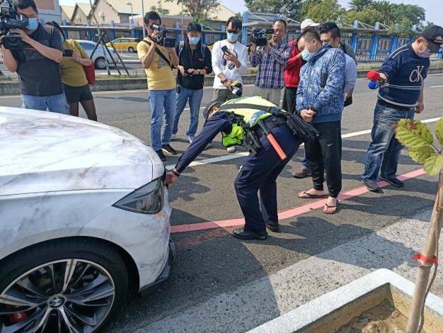 台南市政府日前也會同警察局、台南監理站 等單位組成聯合稽查小組前往台南機場、高鐵台南站加強取締違法白牌車。 圖：台南市政府交通局／提供