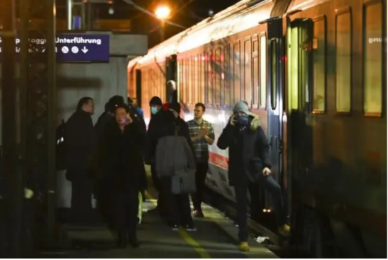 奧地利加強防疫，23日在火車上出現2名發燒的乘客，暫停通車。 圖：翻攝自微信