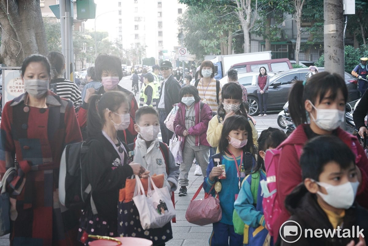 今天是中、小學開學日，許多小朋友們都戴上口罩上學，做好個人的防疫措施。 圖：張良一/攝
