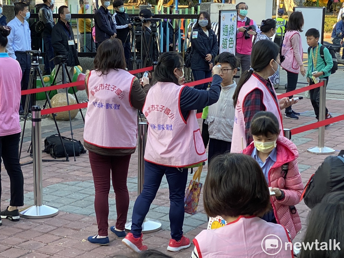 學童在進校園前，得先量測額溫。 圖：周煊惠 ／攝（資料畫面）