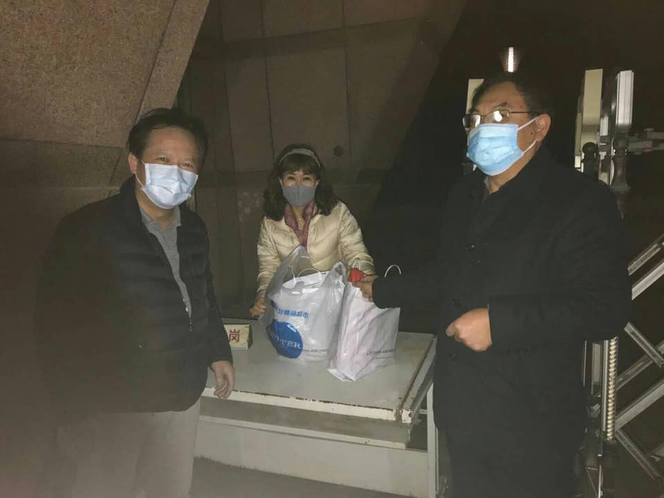 血友病童的母親24日晚間帶著兒子搭機返台。 圖：翻攝自姚人多臉書