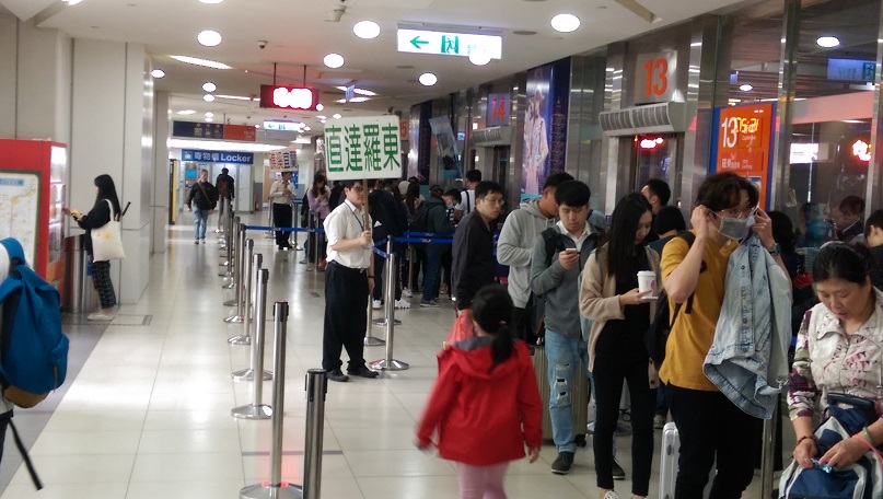 北宜國道客運在台北市政府站的排隊人潮。