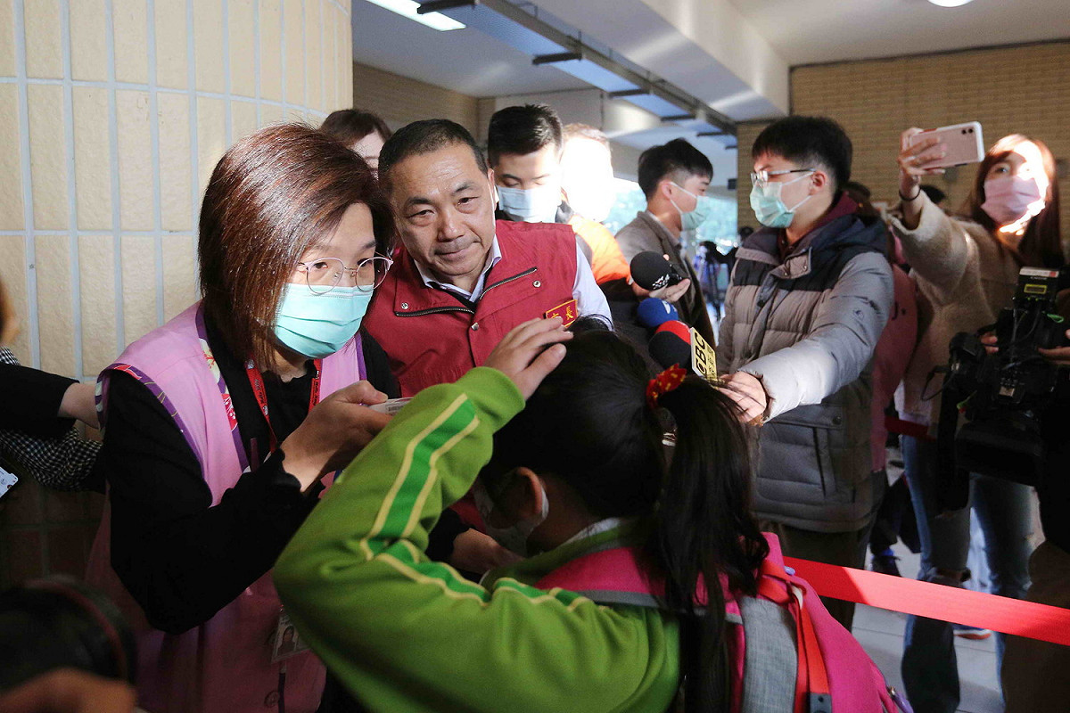 侯友宜早上到海山國小抽查校方對學童量測額溫的防疫工作。  圖：王峻昌／攝