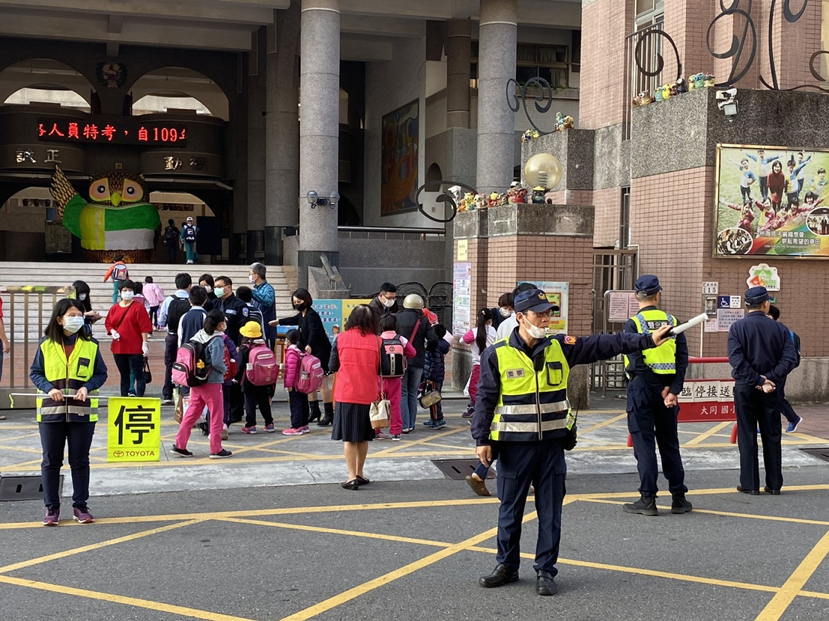 開學日防疫作戰如臨大敵，警方在各校門口維持秩序。 圖：嘉義市大同國小/提供
